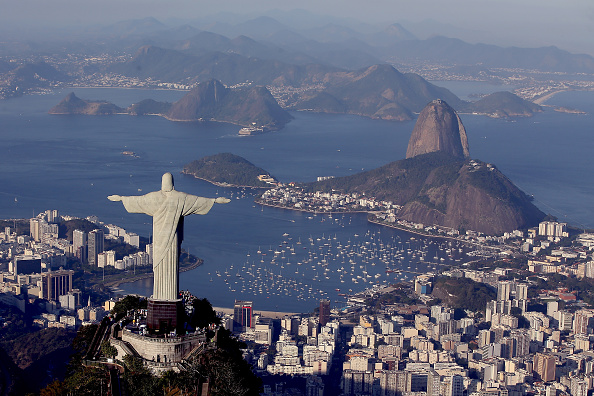 -Vue aérienne du Christ Rédempteur, de la plage Flamengo, du Pain de Sucre et de la baie de Guanabara le 5 août 2015 à Rio de Janeiro, Brésil. Photo de Matthew Stockman/Getty Images.