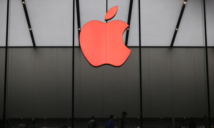 Un logo rouge d'Apple au magasin Apple lors de la Journée mondiale du sida, le 1er décembre 2015 à Hangzhou, dans la province du Zhejiang, en Chine (Xu Kangping/VCG/Getty Images)