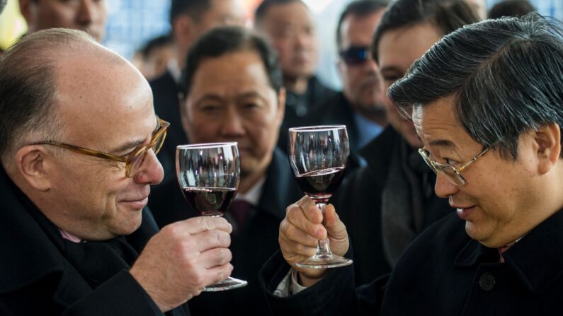 L'ancien Premier Ministre Bernard Cazeneuve (G) trinque avec le secrétaire du Parti communiste de la province de Hubei lors de l'inauguration du laboratoire P4 de Wuhan (JOHANNES EISELE/AFP via Getty Images)