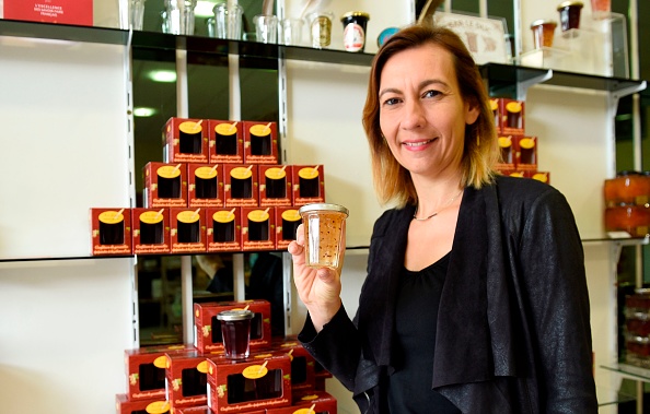 Anne Dutriez, de la Maison Dutriez - À La Lorraine, pose avec un pot de confiture de groseilles, fabriquée en épépinant chaque baie avec une plume d'oie, le 5 septembre 2017, à Bar-le-Duc, dans le nord-est de la France.  (JEAN-CHRISTOPHE VERHAEGEN/AFP via Getty Images)