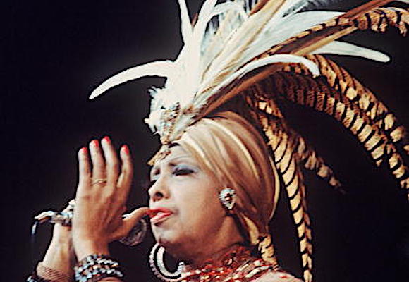 La danseuse d'origine américaine Joséphine Baker, surnommée Vénus noire, se produit le 28 novembre 1973 au château de Versailles lors d'un spectacle de gala franco-américain. (Photo : -/AFP via Getty Images)