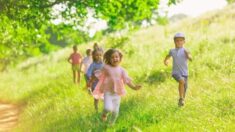 Une enseignante de maternelle recrée une classe en plein air : « Ils se souviendront de leur bonheur, non du masque »