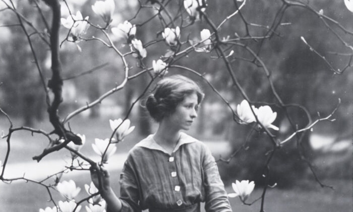 Une photo de 1914 d'Edna St. Vincent Millay à Mamaroneck, New York Division Prints and Photographs de la Bibliothèque du Congrès des États-Unis. (Domaine public)