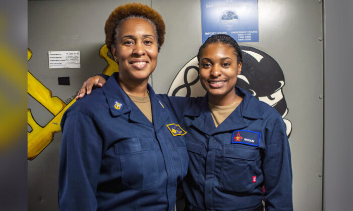 Tanya McCray, spécialiste de la logistique en chef  (à gauche) avec sa fille, Racquel McCray, matelot spécialiste de la logistique . (Avec l'aimable autorisation de Gary Prill via DVIDSHUB)