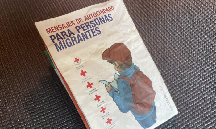 Un document en espagnol publié par la Croix-Rouge et intitulé « Guide d'auto-gestion de la santé et de la sécurité des migrants » était porté par un migrant illégal à Uvalde, au Texas. (Charlotte Cuthbertson/The Epoch Times)