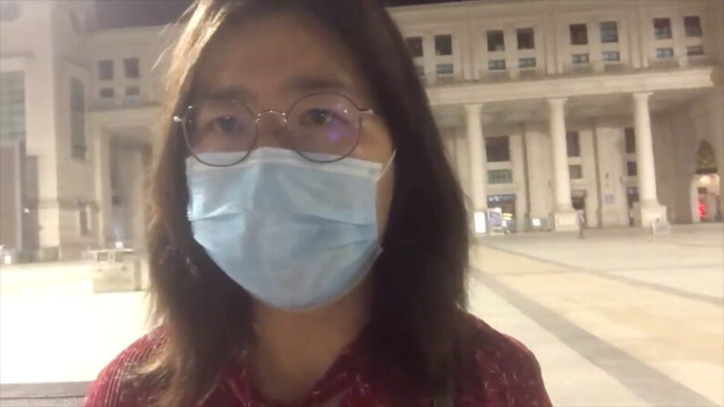 Une capture d'écran de la journaliste citoyenne Zhang Zhan alors qu'elle prend parole devant la gare de Hankou dans la ville de Wuhan, en Chine, le 13 mai 2020. (Capture d'écran via The Epoch Times)