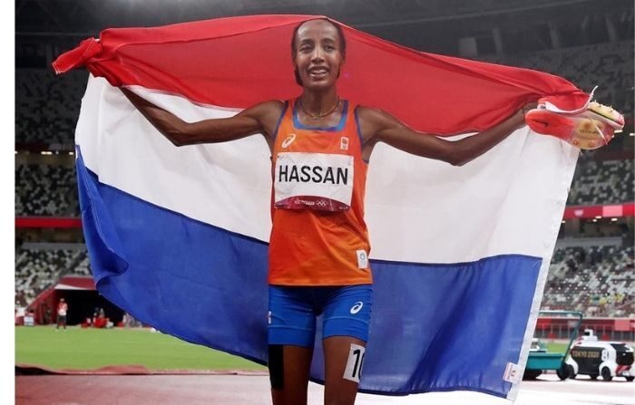 Sifan Hassan, des Pays-Bas, célèbre sa victoire dans la finale du 5000 m féminin lors des épreuves d'athlétisme des Jeux olympiques de Tokyo 2020 au stade olympique de Tokyo, au Japon, le 2 août 2021. (EFE/EPA/DIEGO AZUBEL)