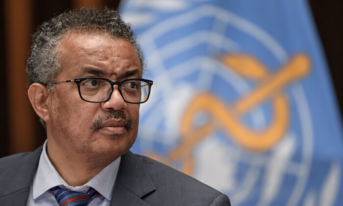 Le Directeur général de l'Organisation mondiale de la santé (OMS), Tedros Adhanom Ghebreyesus, assiste à une conférence de presse organisée par l'Association genevoise des correspondants des Nations unies (ACANU) dans le cadre de l'épidémie de Covid-19, causée par le nouveau coronavirus, au siège de l'OMS à Genève, le 3 juillet 2020. (Fabrice Coffrini/AFP via Getty Images)