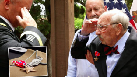 L’héroïsme n’a pas d’âge : un ancien combattant de la Seconde Guerre mondiale reçoit sa médaille 75 ans après qu’elle lui a été décernée