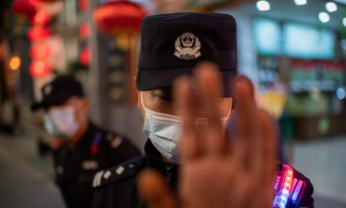 Des troupes chinoises défilent lors d'un défilé militaire sur la place Tiananmen à Pékin, le 1er octobre 2019. (GREG BAKER/AFP via Getty Images)