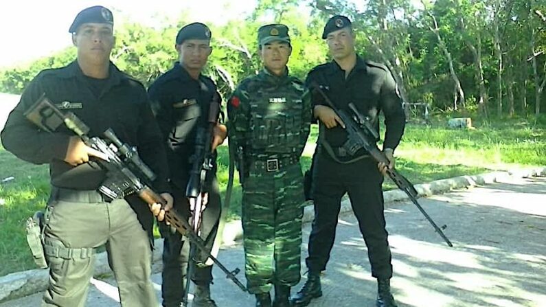 Les forces spéciales cubaines, appelées les bérets noirs, posent à côté de leur formateur chinois issu des forces paramilitaires dans une école de formation gérée par le gouvernement à Cuba, sur une photo non datée. (Avec l'aimable autorisation d'ADN Cuba)