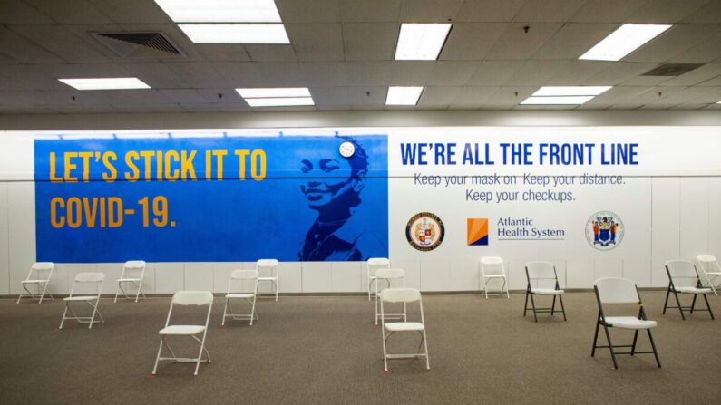 Un panneau est affiché dans la zone d'enregistrement d'un site de vaccination contre le Covid-19 au Townsquare Mall à Rockaway, New Jersey, États-Unis, le 8 janvier 2021. (Kena Betancur/AFP via Getty Images)