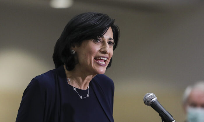 La directrice des CDC, Rochelle Walensky, s'adresse aux journalistes après avoir visité le site de vaccination de masse FEMA du Hynes Convention Center à Boston, Massachusetts, le 30 mars 2021. (Erin Clark/Pool/Getty Images)