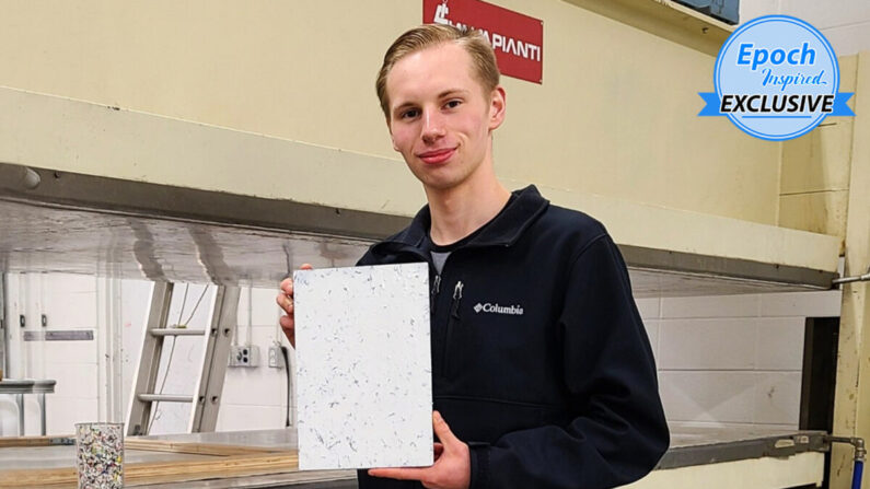 Myles Peterson, âgé de 18 ans, PDG et fondateur de la société Terracore Plastic, tient un panneau alternatif en contreplaqué Terra-Panel. (Avec l'aimable autorisation de Myles Peterson)