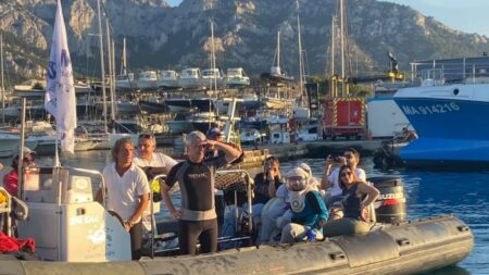 Marseille : quatre enfants de la lune réalisent leur baptême de plongée nocturne