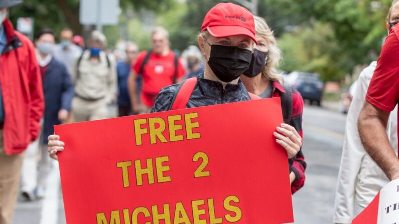 Des manifestants participent à une marche de 5 km à Ottawa, Ontario, le 5 septembre 2021 pour faire libérer Michael Kovrig et Michael Spavor. La marche marque les 1000 jours de détention pour les deux ressortissants canadiens qui ont été accusés d'espionnage. (Photo par LARS HAGBERG/AFP via Getty Images)