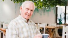 Un grand-père youtubeur de 80 ans propose des recettes de cuisine après avoir perdu son emploi au cours de la pandémie