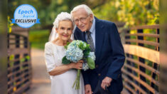 Des professeurs à la retraite célèbrent leur 50eme anniversaire de mariage par une séance photo