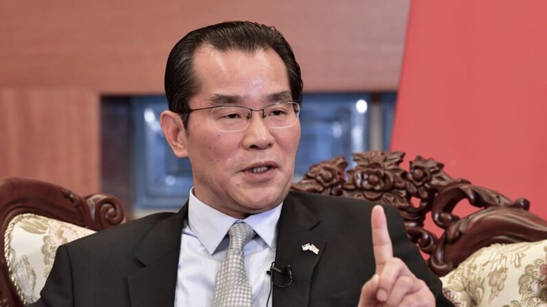 L'ambassadeur de Chine en Suède Gui Congyou s'adresse aux médias à Stockholm, en Suède, le 15 novembre 2019. (Jonas Ekstromer/TT News Agency/AFP via Getty Images)