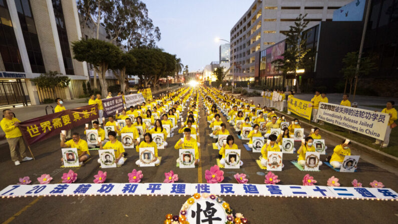 Des pratiquants de Falun Gong participent à une veillée commémorant le 22e anniversaire de la persécution dont ils sont victimes en Chine, à Los Angeles (Californie), le 18 juillet 2021. (Avec l'aimable autorisation de Debora Cheng)