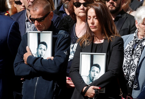 Les membres des familles des soldats français Cédric de Pierrepont et Alain Bertoncello, tués lors d'un raid pour libérer des otages au Burkina Faso, assistent à un hommage national à l'hôtel Invalides à Paris, le 14 mai 2019. (PHILIPPE WOJAZER/POOL/AFP via Getty Images)