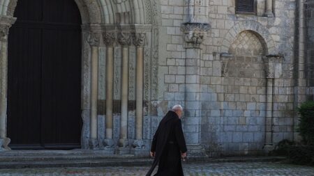 Deux moines interpellés près de Lyon pour avoir voulu incendier des antennes-relais 5G