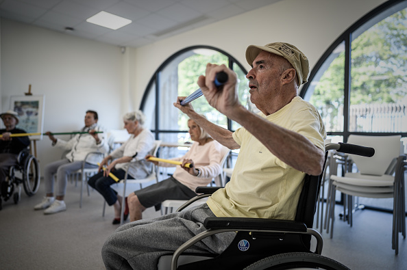 -Des patients atteints de la maladie d'Alzheimer pendant une activité physique dans le site Alzheimer du village Landais à Dax, dans le sud-ouest de la France. Photo de Philippe LOPEZ / AFP via Getty Images.