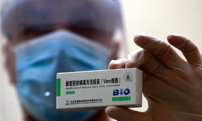 Un agent de santé montre une dose du vaccin chinois Sinopharm, contre le Covid-19, dans un centre de vaccination de la capitale jordanienne Amman, le 13 janvier 2021. (KHALIL MAZRAAWI/AFP via Getty Images)