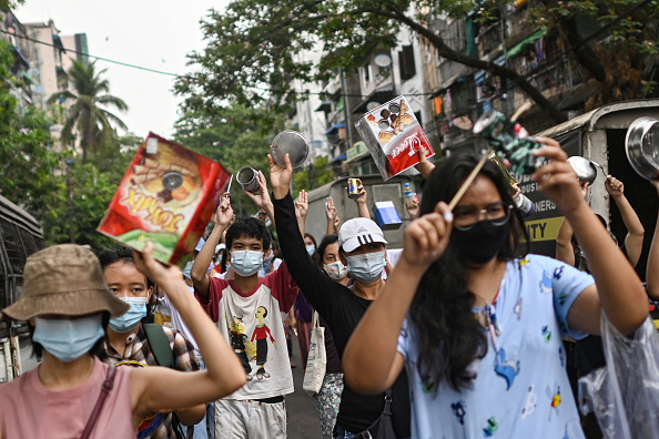 -Après des combats avec l’armée des habitants fuient dans la jungle. Photo par STR/AFP via Getty Images.