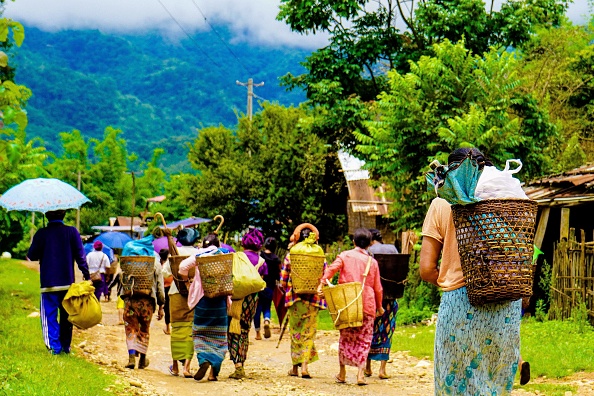 -Les combats s'intensifient entre l'armée et divers groupes armés ethniques dans l'est du Myanmar depuis le coup d'État militaire de février. Photo par MNWM/AFP via Getty Images.