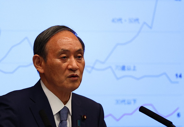 -Le Premier ministre japonais Yoshihide Suga lors d'une conférence de presse sur la pandémie de coronavirus Covid-19, à sa résidence officielle à Tokyo le 30 juillet 2021. Photo par ISSEI KATO/POOL/AFP via Getty Images.