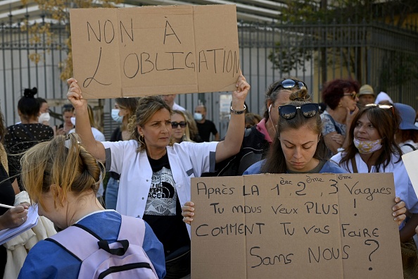 Manifestation du personnel de santé contre les vaccinations obligatoires contre le coronavirus  (CHRISTOPHE SIMON/AFP via Getty Images)