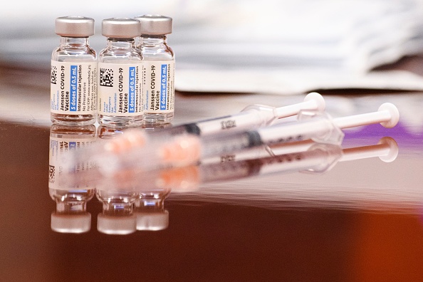 Une jeune femme a succombé à une hémorragie cérébrale et à des caillots sanguins quelques jours après avoir reçu une dose du vaccin Janssen. (Photo : PATRICK T. FALLON/AFP via Getty Images)