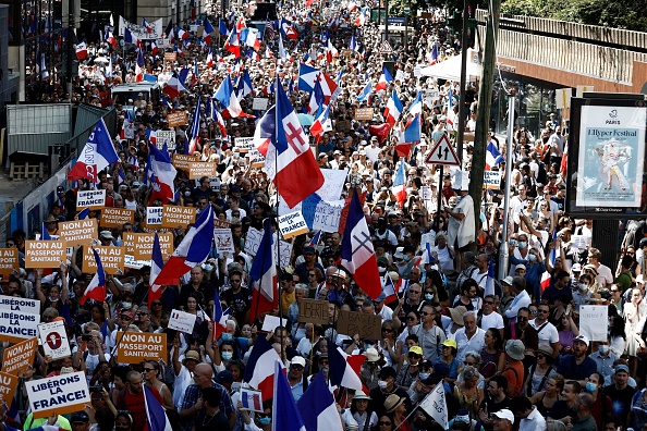 Manifestation dans la capitale à l'appel de Florian Philippot et son mouvement des Patriotes le 14 août 2021 à Paris (Photo SAMEER AL-DOUMY/AFP via Getty Images)