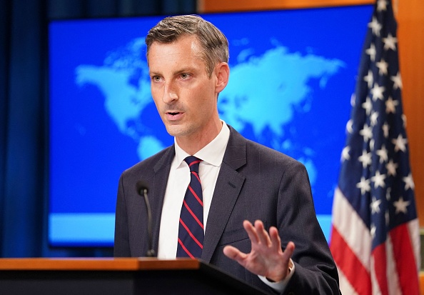 Le porte-parole du département d'État américain, Ned Price, tient un point de presse  au département d'État à Washington, DC, le 16 août 2021. (Photo : KEVIN LAMARQUE/POOL/AFP via Getty Images)