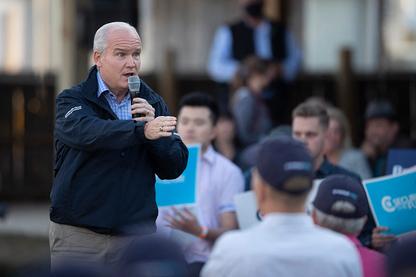 Le chef du Parti conservateur du Canada, Erin O'Toole, s'adresse à une foule de partisans alors qu'il fait campagne pour l'élection générale du 20 septembre, au parc Prarieland à Saskatoon, en Saskatchewan, le 20 août 2021. (Photo : KAYLE NEIS/AFP via Getty Images)