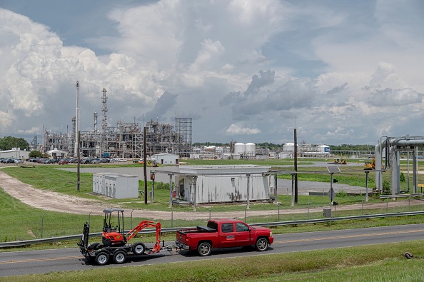 -Des silos, des cheminées et des mares d'eau brunes bordent les rives du fleuve Mississippi en Louisiane, où des dizaines de raffineries et d'usines pétrochimiques se sont métastasées en quelques décennies, à Reserve, en Louisiane, le 12 août 2021. Photo Emily Kask / AFP via Getty Images.