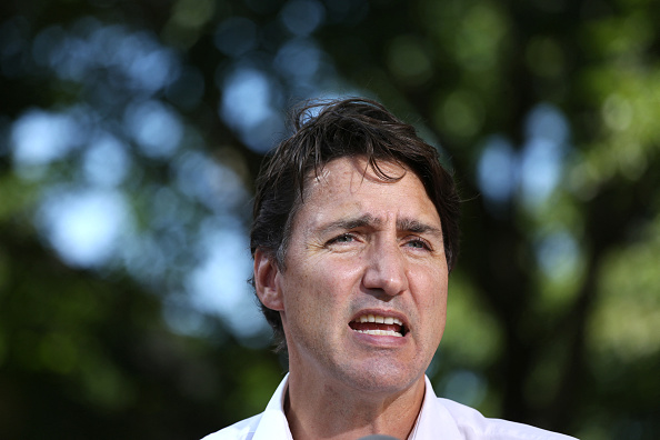 Le chef du Parti libéral du Canada et Premier ministre Justin Trudeau s'exprime lors d'une conférence de presse le 31 août 2021 à Ottawa, au Canada. Le Parti libéral du Premier ministre canadien Justin Trudeau semble perdre en popularité au profit de ses rivaux conservateurs, selon des sondages publiés le 28 août 2021. (Photo : DAVE CHAN/AFP via Getty Images)