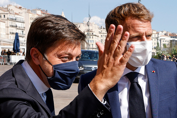 Le président français Emmanuel Macron est accueilli par le maire de Marseille, Benoit Payan (G), à son arrivée à l'hôtel de ville pour une visite de trois jours à Marseille, dans le sud de la France, le 1er septembre 2021.   (LUDOVIC MARIN/POOL/AFP via Getty Images)