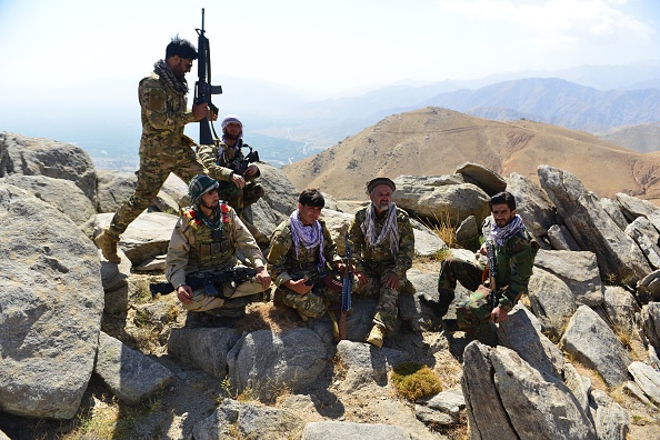 -Le mouvement de résistance afghane et les forces du soulèvement anti- taliban se reposent alors qu'ils patrouillent au sommet d'une colline dans la province du Panjshir, le 1er septembre 2021. Photo Ahmad SAHEL ARMAN / AFP via Getty Images.