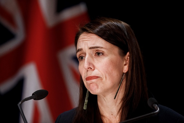 La Première ministre néo-zélandais Jacinda Ardern lors d'une conférence de presse à Wellington le 3 septembre 2021 après qu'un attaquant inspiré par l'État islamique a blessé six personnes. Photo de ROBERT KITCHIN/POOL/AFP via Getty Images