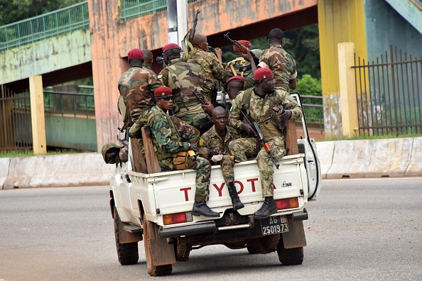 - Des membres des Forces armées guinéennes traversent le quartier central de Kaloum à Conakry le 5 septembre 2021 après que des coups de feu soutenus aient été entendus. Photo Cellou BINANI/AFP via Getty Images.