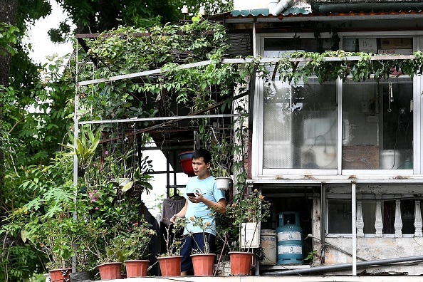 Surplombant les rues désertes, les minuscules balcons de Hanoi sont devenus des lieux de refuge pour les résidents enfermés dans la ville le 4 septembre 2021. Photo de Nhac Nguyen/ AFP via Getty Images.