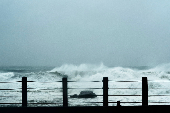 -Les vagues de la mer ont frappé la côte du village de pêcheurs de Magang dans la ville de New Taipei à l'approche du typhon Chanthu le 12 septembre 2021. Photo de Sam Yeh / AFP via Getty Images.