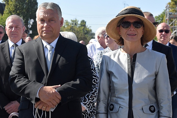 Le Premier ministre hongrois Viktor Orban et son épouse Aniko Levai attendent l'arrivée du Pape pour célébrer une messe à la fin d'un Congrès eucharistique international sur la Place des Héros à Budapest le 12 septembre 2021. Photo de Tiziana FABI / AFP via Getty Images.