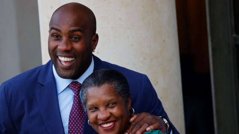 Le judoka français Teddy Riner et sa mère Marie-Pierre Riner posent à leur arrivée avant la cérémonie en l'honneur des médaillés français olympiques et paralympiques de Tokyo 2021, à Paris, le 13 septembre 2021.(Crédit photo THOMAS SAMSON/AFP via Getty Images)