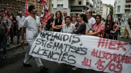 « Je me sens trahie, jetée comme une malpropre » : une soignante témoigne après avoir été suspendue, faute d’être vaccinée