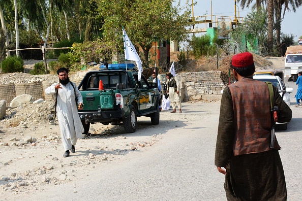 -Des membres des talibans inspectent le site d'une explosion à Jalalabad le 18 septembre 2021. Photo par STR/AFP via Getty Images.