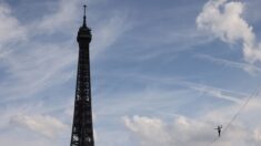 Un funambule relie la Tour Eiffel au théâtre de Chaillot