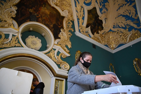 -Une femme vote dans un bureau de vote installé à la gare Kazansky de Moscou lors du dernier jour des élections législatives de trois jours, le 19 septembre 2021. Photo NATALIA KOLESNIKOVA/AFP via Getty Images.